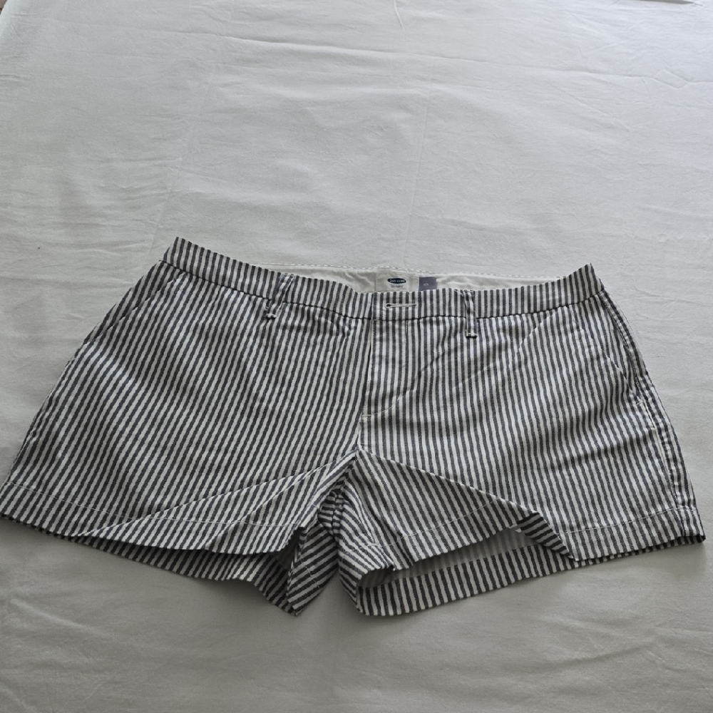 Old Navy Black and White Striped Women Shorts